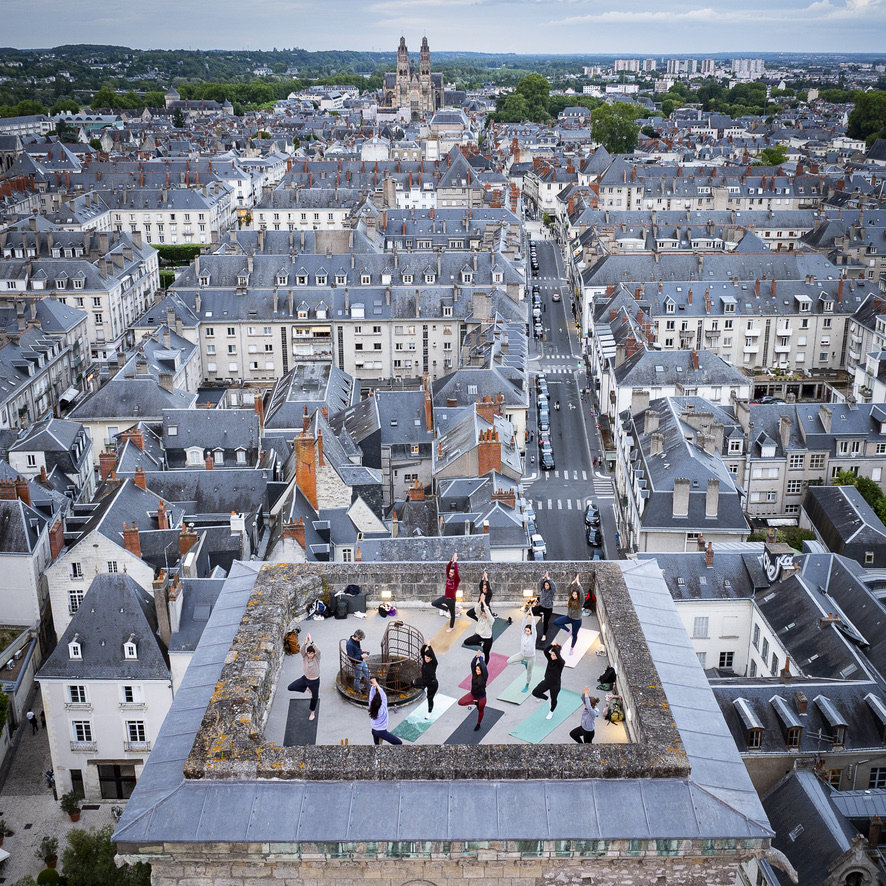Cours de yoga au sommet de la tour Charlemagne a Tours mercredi 4 juin 2025.