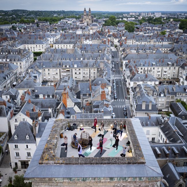 Cours de yoga au sommet de la tour Charlemagne a Tours mercredi 4 juin 2025.